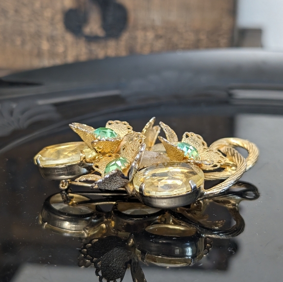 1930's Vaseline Uranium Glass, Czech Glass Filigree Brooch - Picture 6 of 13